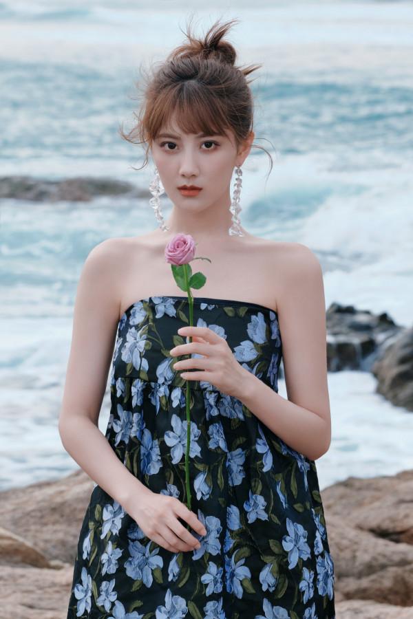 蟬聯兩屆冠軍的李藝彤曬海灘美照,一襲淡黃色長裙,養眼吸睛 蟬聯兩屆冠軍的李藝彤曬海灘美照,一襲淡黃色長裙,養眼吸睛