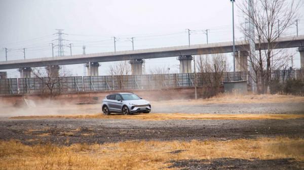 極狐阿爾法T對比Model Y，兩雄爭霸，誰才是冬季脫困翹楚？