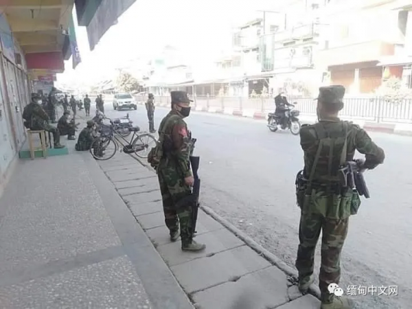 緬甸地方武裝德昂軍大搖大擺開進南坎城，城內民眾驚恐萬分