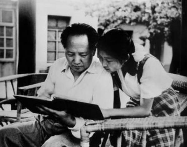 1959年,毛主席參加大女兒李敏婚禮,一向不勝酒力的他連乾數杯 1959年,毛主席參加大女兒李敏婚禮,一向不勝酒力的他連乾數杯