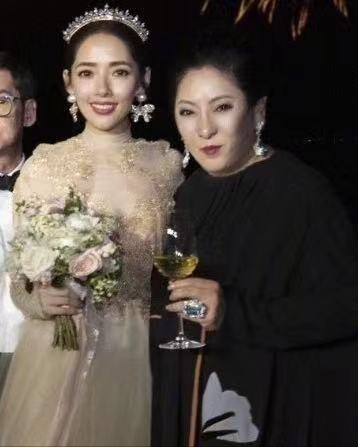 真正的珠寶大亨,向太的珠寶件件都讓人驚歎 真正的珠寶大亨,向太的珠寶件件都讓人驚歎