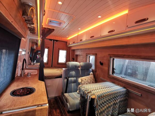 顏值高功能多，帶2&period;0T雙驅，13m&sup3;空間，2人用的大通vanlife露營車