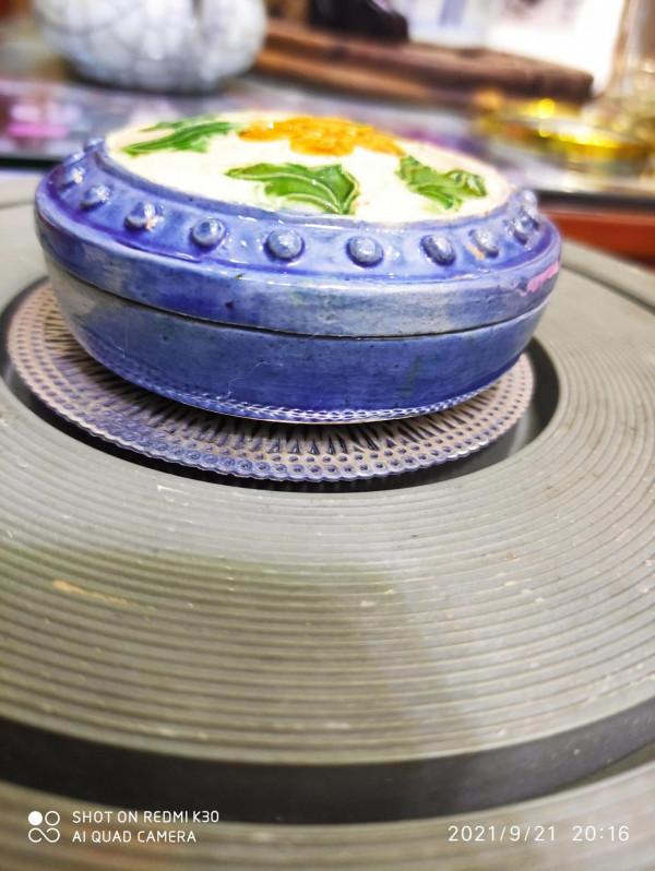 唐三彩藍釉牡丹花粉盒