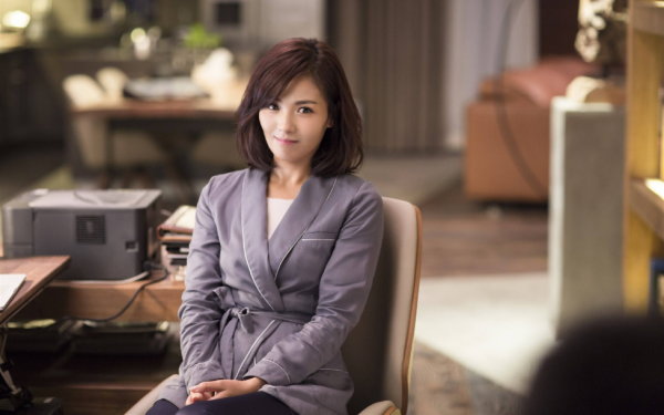 熱巴吐舌、萬茜嘟嘴、倪妮撩頭髮，女星油膩起來就沒男星什麼事了