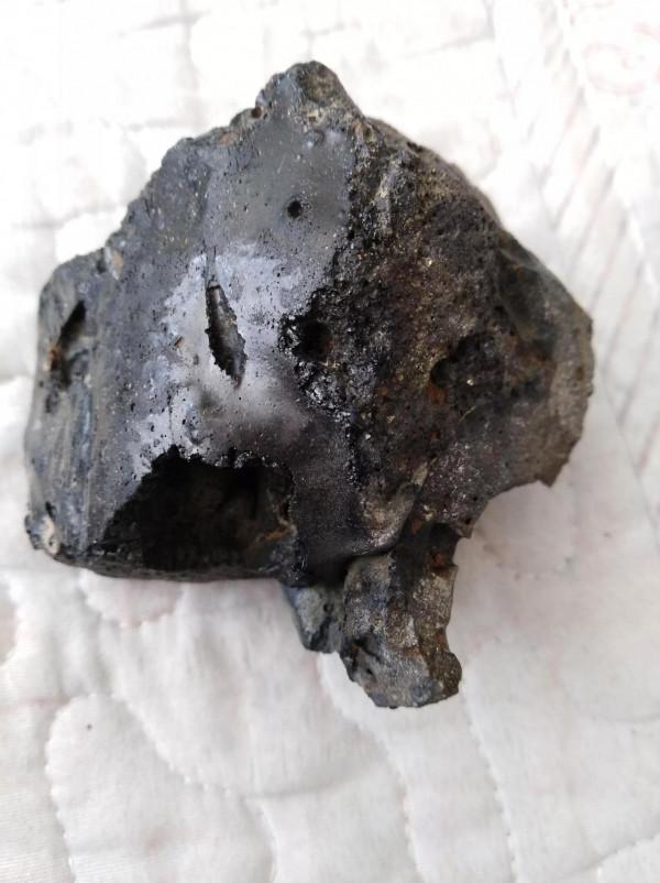 今天發一塊玻璃隕石，正版側面都是一個，隕石