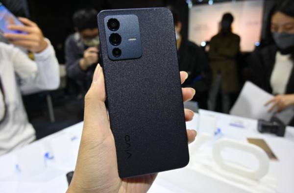 vivo劉海小旗艦登臺！自拍雙鏡頭達5000萬畫素