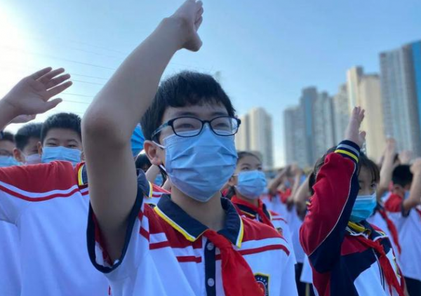 自帶牛奶不讓進學校？學生無奈蹲在校門外喝光整箱，心疼兩孩子