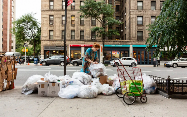 哥大畢業投行富家女,竟街頭拾荒4年,美國網友還瘋狂點贊 哥大畢業投行富家女,竟街頭拾荒4年,美國網友還瘋狂點贊