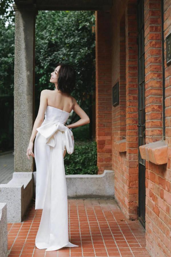 蝴蝶美背吳謹言