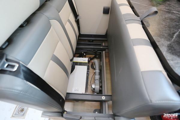 不懼限高！美女初體驗高度只有2米4的宇通福特B型房車