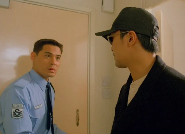 黃智賢夫婦手牽手逛街，被妻子餵食雪糕太甜蜜，相戀31年拒絕生娃