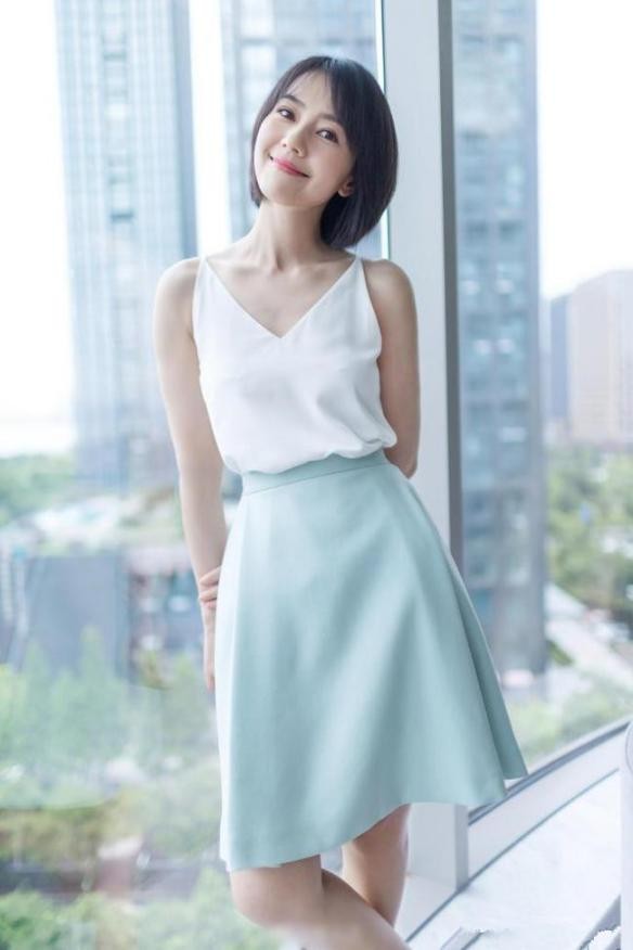 高圓圓的美一般人羨慕不來,老土蕾絲綠裙上身,也照樣優雅迷人 高圓圓的美一般人羨慕不來,老土蕾絲綠裙上身,也照樣優雅迷人