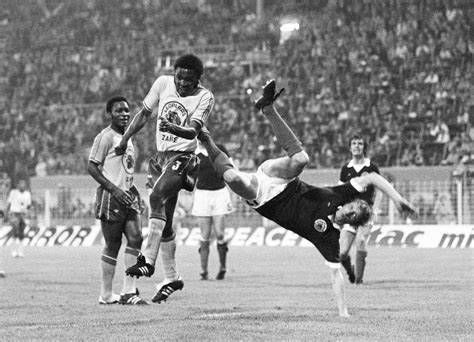 奇葩故事:世界盃一腳踢飛對手任意球,卻救下10多條人命 奇葩故事:世界盃一腳踢飛對手任意球,卻救下10多條人命