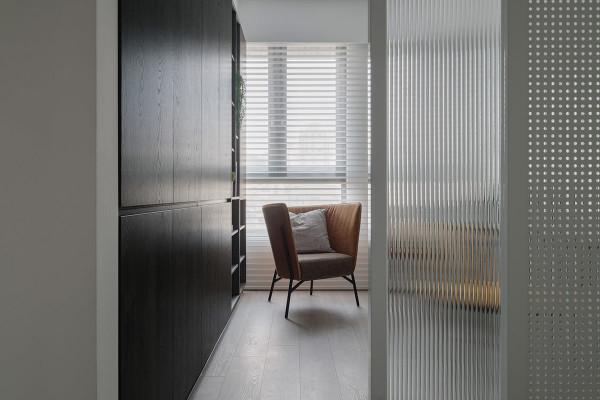 陽光明媚，灰白相間的公寓