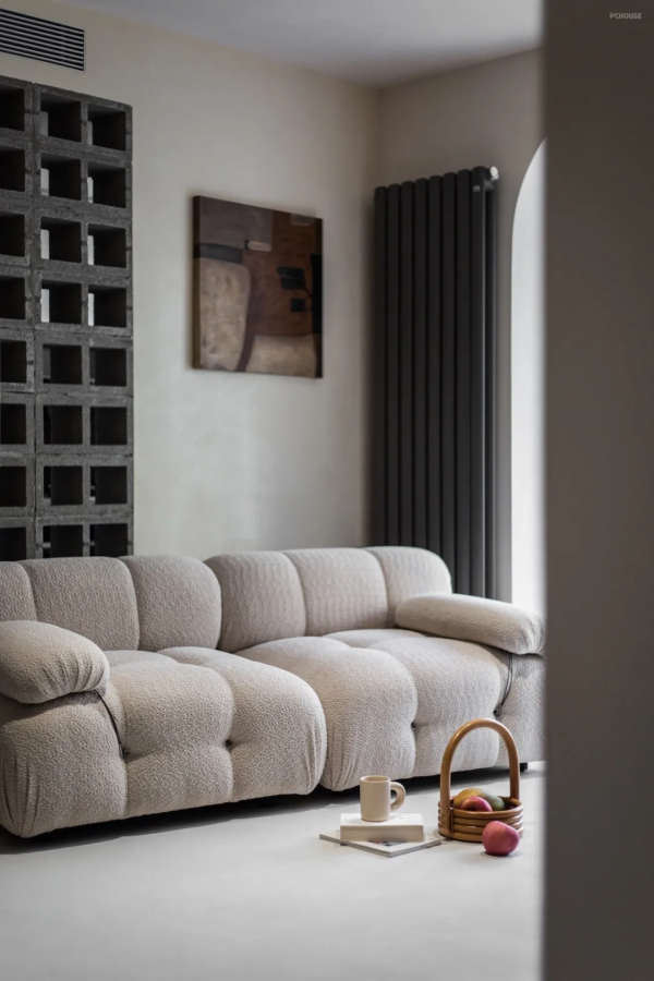 將狹隘的空間進行拆解重合，串聯出80㎡寬闊溫馨的居心地