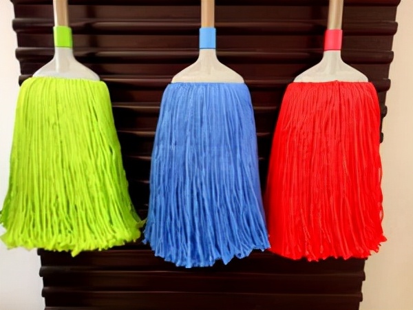 保潔阿姨無意中的話，說明了不同拖把的優缺點，大家別再買錯了