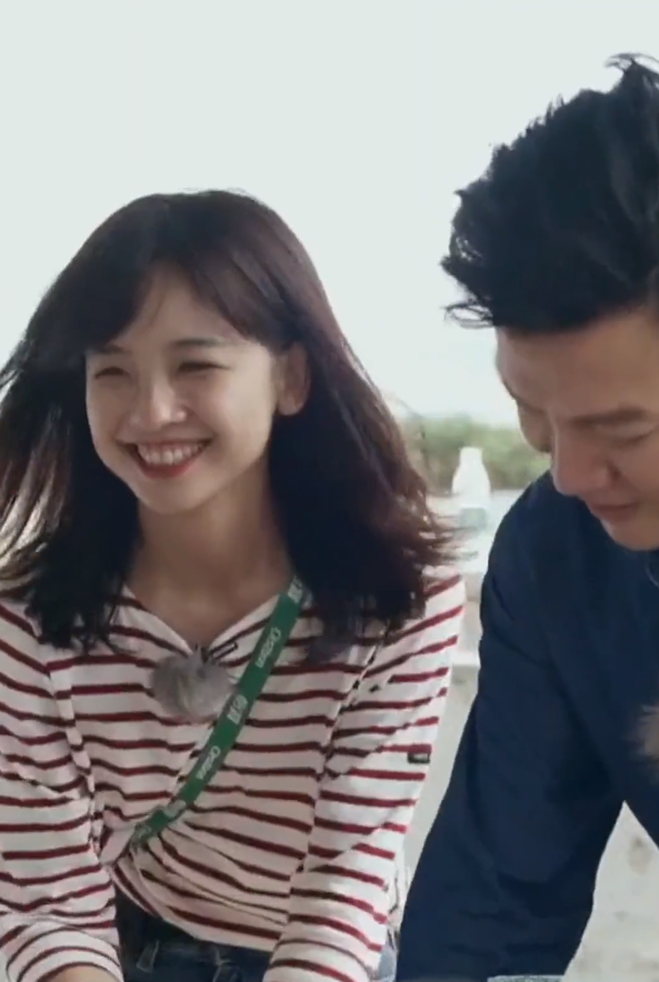 撒貝南做飯途中搞怪玩音樂，王冰冰猛搗蒜伴奏，逗得任魯豫說方言