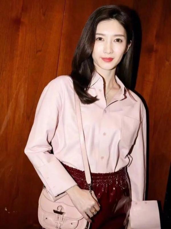 江疏影真厲害,穿“例假衫”還不夠還要挑戰“例假裙”,時髦炸了 江疏影真厲害,穿“例假衫”還不夠還要挑戰“例假裙”,時髦炸了