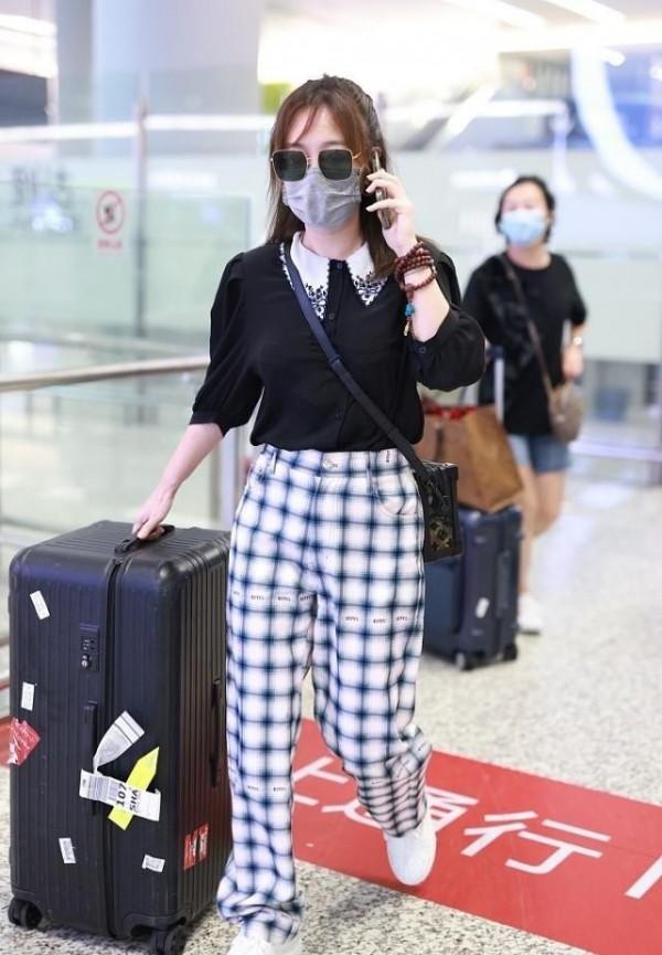 薛佳凝跟男性好友聚會被拍，臉頰鬆弛皺紋多，但真實自然沒打針