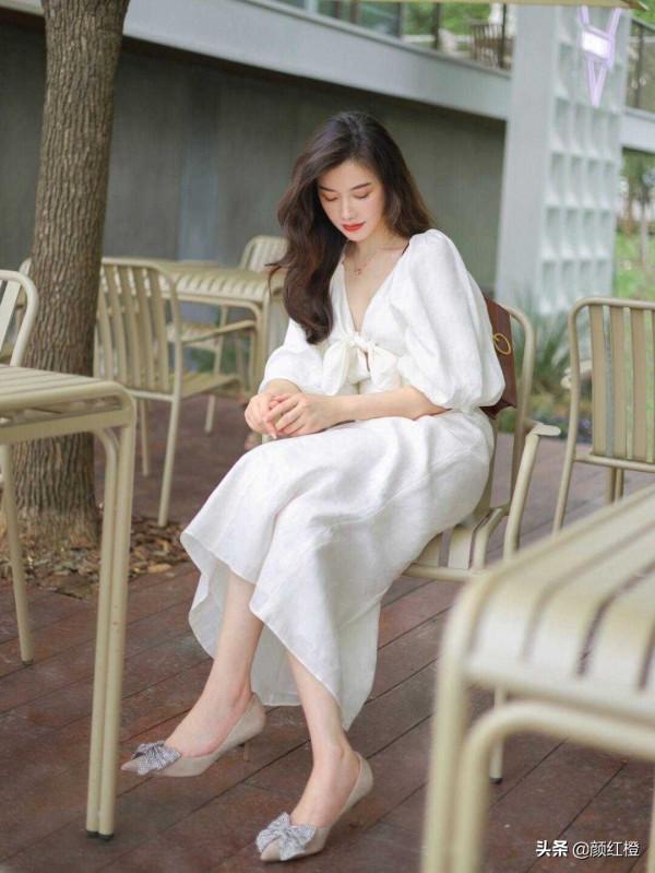 秋天，穿“小白裙”高階又清新，搭配西裝外套幹練灑脫，溫柔優雅