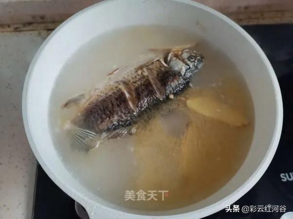 鯽魚菌菇豆腐湯：營養豐富，味道鮮美極了