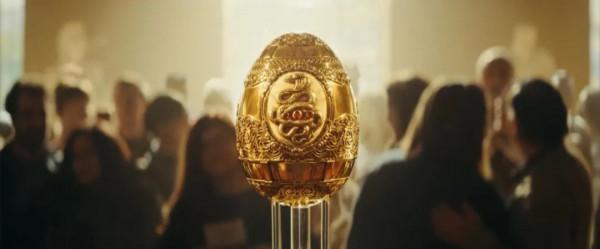 穿高衩裙光腳打架、徒手扒飛機，這部耗資超12億的大爽片，好過癮