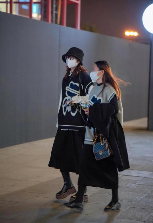 看街拍 學穿搭:12組高顏值閨蜜秋冬穿搭示範 看街拍 學穿搭:12組高顏值閨蜜秋冬穿搭示範