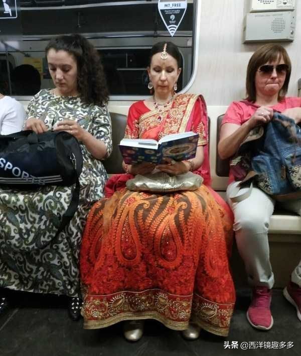 俄羅斯地鐵中的風景,“戰鬥民族”果然不一般 俄羅斯地鐵中的風景,“戰鬥民族”果然不一般