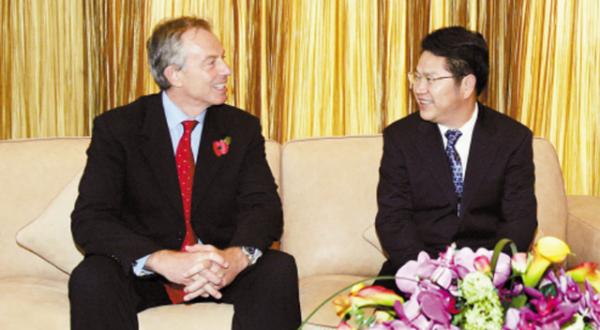 美國退休領導人來華撈金:克林頓60秒賺萬元,奧巴馬靠握手賺千萬 美國退休領導人來華撈金:克林頓60秒賺萬元,奧巴馬靠握手賺千萬