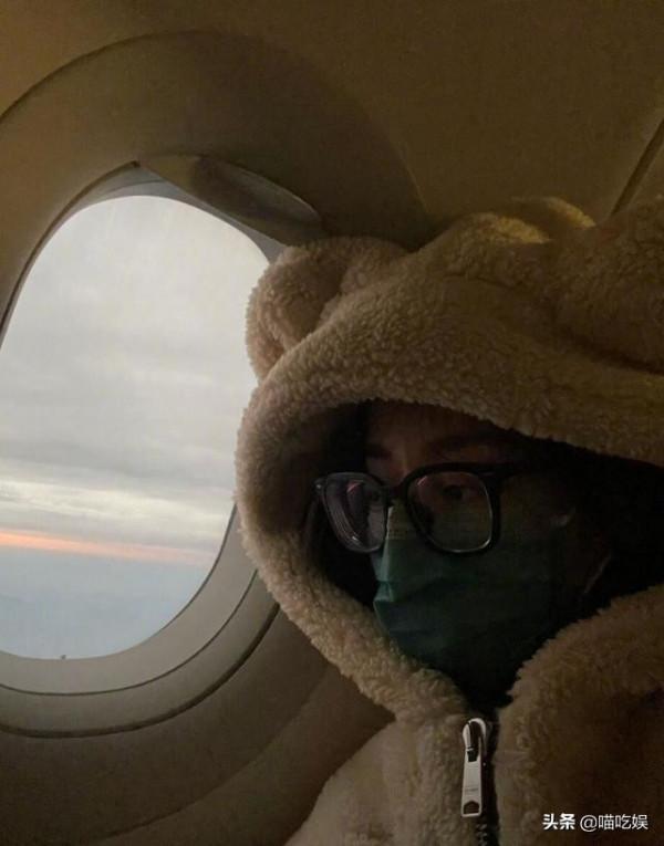迪麗熱巴穿小熊連帽外套坐飛機，變身萌系女孩，29歲已高度近視