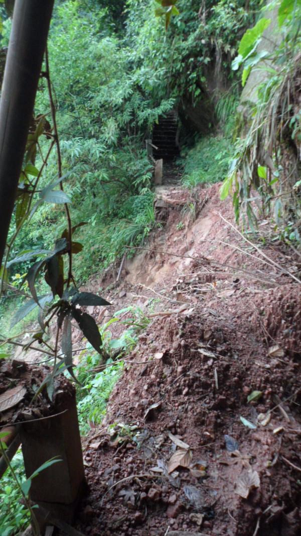 小夥孤身徒步至邊境深山，欲探秘三國邊境，深夜踏空險些跌落山崖