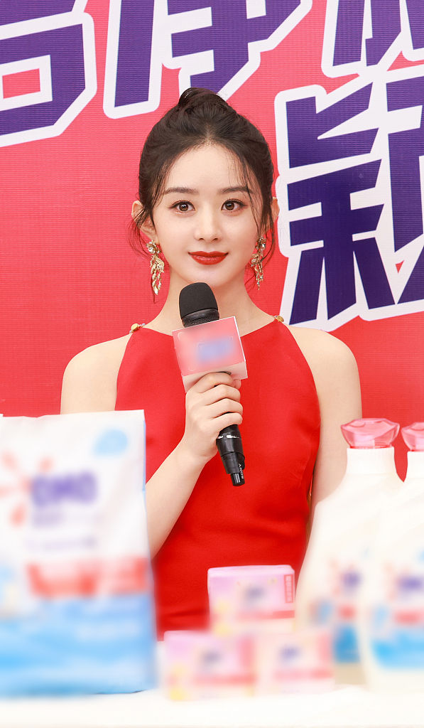 趙麗穎豔麗紅裙做直播光彩照人 梳丸子頭笑意盈盈溫柔甜美