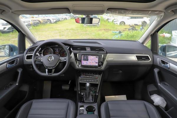 6座佈局&plus;主動剎車，百公里油耗6&period;3升，實拍大眾途安L頂配版