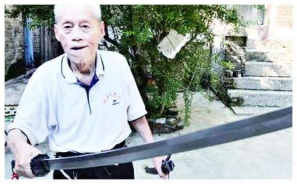 老兵繳獲一把佐官軍刀,50多年後,日本富商找上門,開價20萬贖回 老兵繳獲一把佐官軍刀,50多年後,日本富商找上門,開價20萬贖回