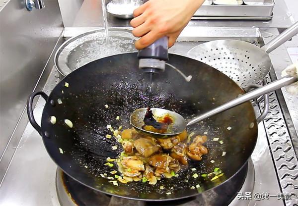 啤酒燜豬蹄用不用過涼水,廚師長教你正確做法,彈脆可口不油膩 啤酒燜豬蹄用不用過涼水,廚師長教你正確做法,彈脆可口不油膩