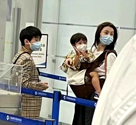 張柏芝被3歲小兒子抓傷臉部，傷口較長且深像刀疤一樣遮都遮不住