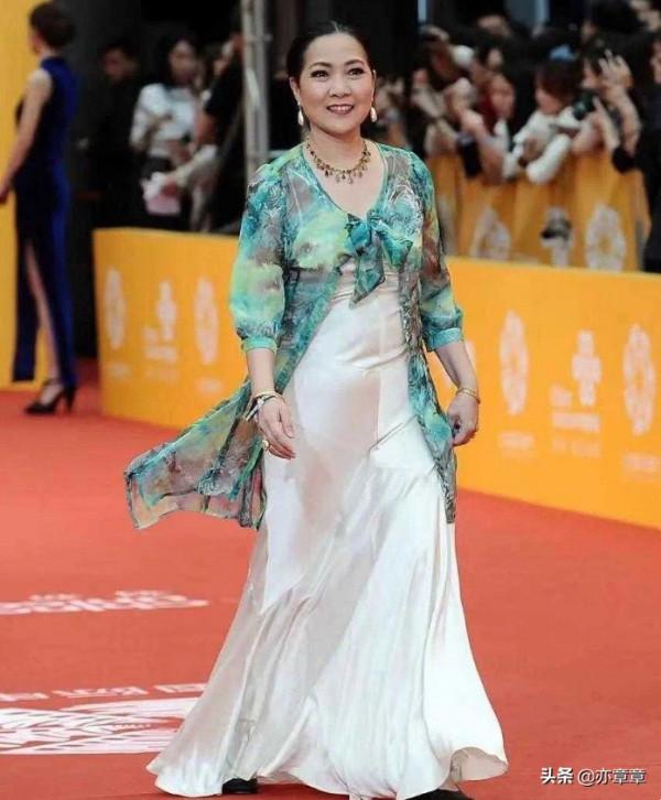 沈丹萍：第一個嫁老外的女明星，從不提張鐵林，改不改國籍？