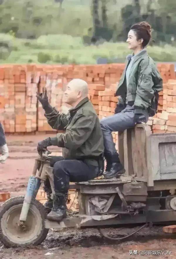 當農村女孩趙麗穎遇到鄉村愛情的劉能，畫風突變，一下子就扭秧歌