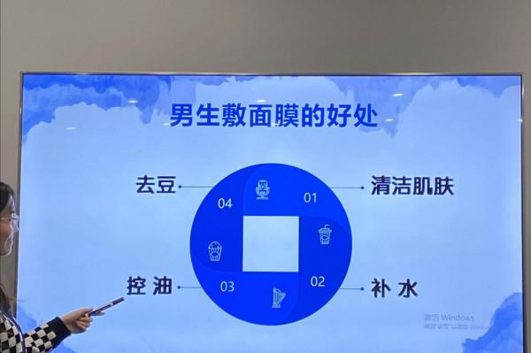 護膚課程後續，男性的臉蛋也需面膜呵護，不然讓小鮮肉見縫插針？