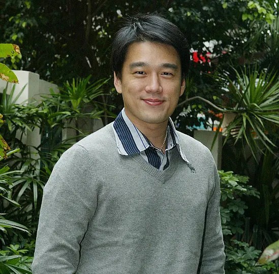 6位娛圈明星夫妻，從校服到婚紗，個個娶初戀，在一起最長40年