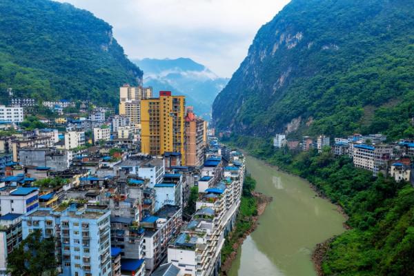 我國最窄的縣城，只有一條主幹道，卻在全國最早通“地鐵”
