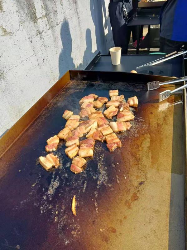 露天燒烤展現別樣的午餐風情