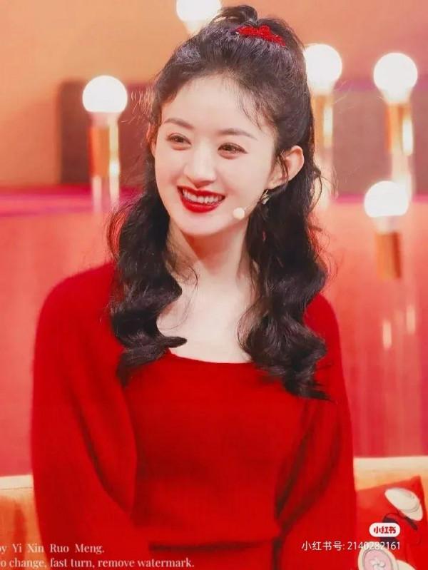 趙麗穎的春晚造型！一身紅色的針織衫，妝容髮型完美，年味十足