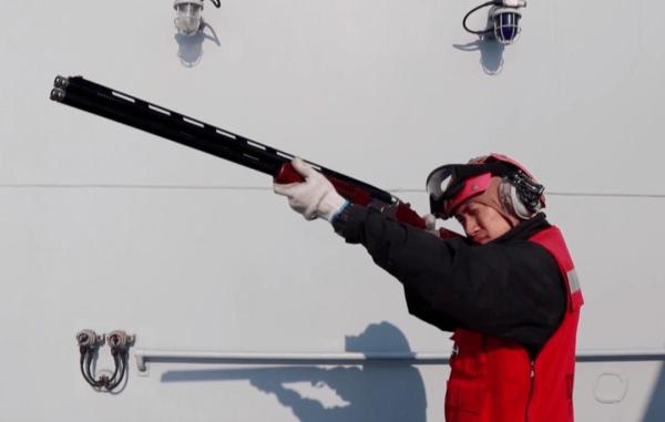 扛起驅鳥槍，守護遼寧艦，這位清華學子太酷了