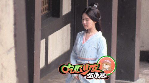 趙露思劇組開懷大笑開拍秒變臉