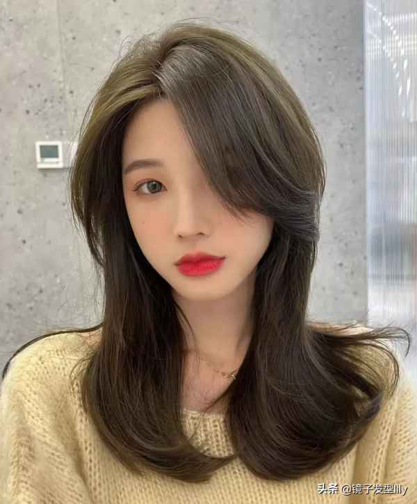 年底什麼髮型比較火？小卷大卷內扣髮型不能少，瘦臉時尚顏值高