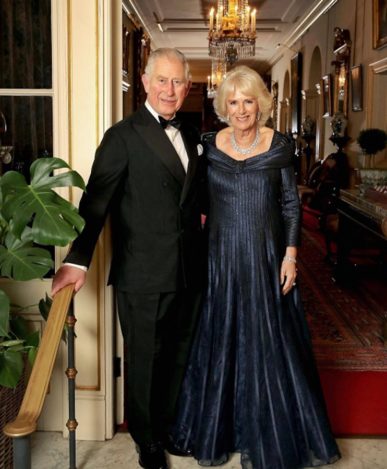 卡米拉有愛她51年的王子，更有騎士般守護的父親，戴安娜輸得不冤