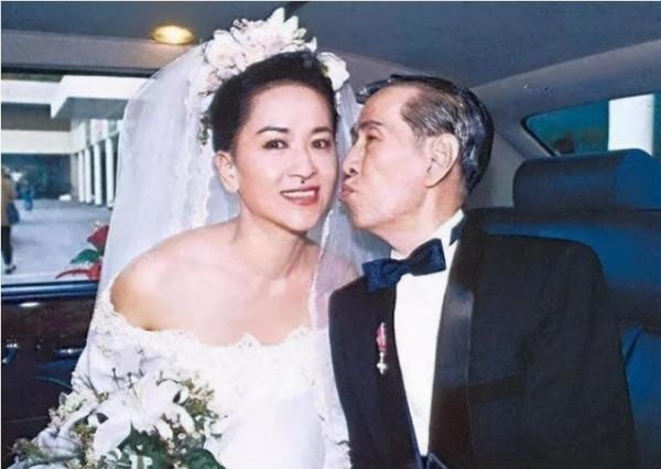 54歲的鄧兆尊:8億身家不婚不育,對3個相貌普通的女友一視同仁 54歲的鄧兆尊:8億身家不婚不育,對3個相貌普通的女友一視同仁
