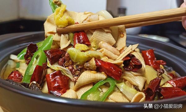 白菜和幹豆腐熱乎乎地燉一鍋，吃完渾身暖和，上桌連湯汁都不剩