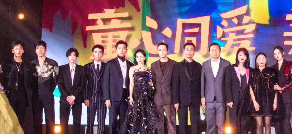 芭莎晚宴大合影曝光:景甜臉變形,宋茜被P上合照,惠英紅站C位 芭莎晚宴大合影曝光:景甜臉變形,宋茜被P上合照,惠英紅站C位